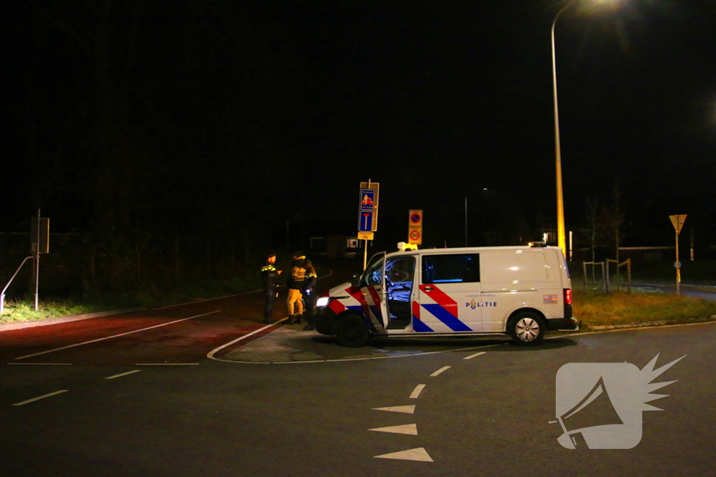 Bestuurder bestelbus rijdt met hoge snelheid in op fietser, ramt auto en slaat op de vlucht