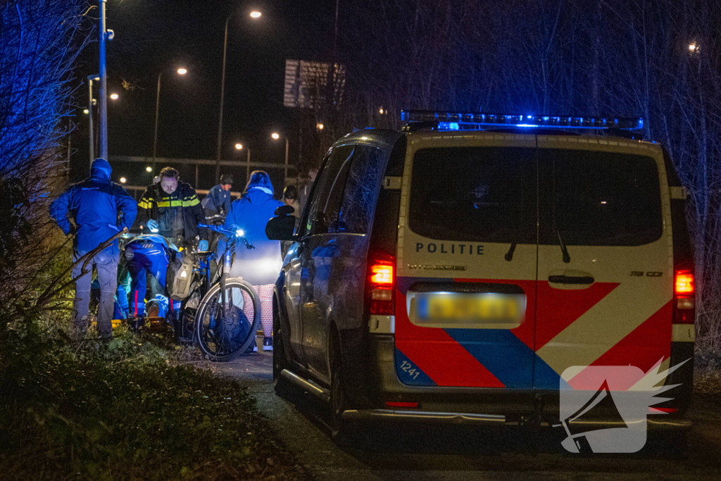 Bestuurder bestelbus rijdt met hoge snelheid in op fietser, ramt auto en slaat op de vlucht