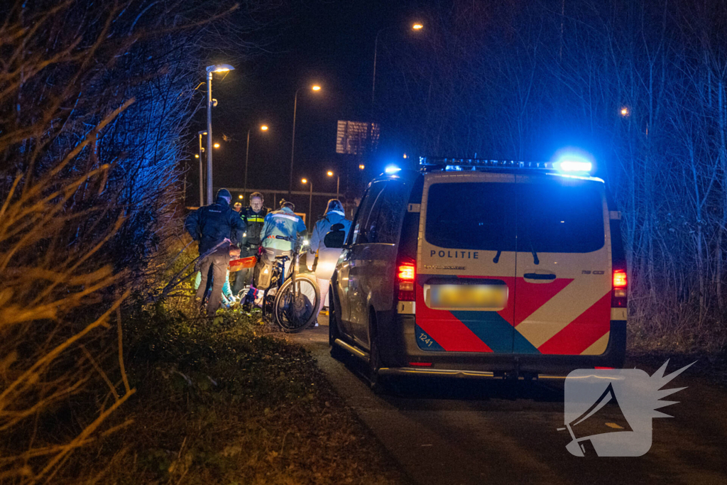 Bestuurder bestelbus rijdt met hoge snelheid in op fietser, ramt auto en slaat op de vlucht