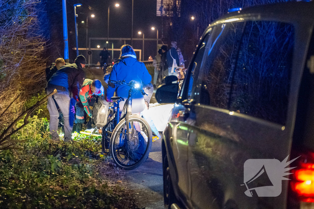 Bestuurder bestelbus rijdt met hoge snelheid in op fietser, ramt auto en slaat op de vlucht