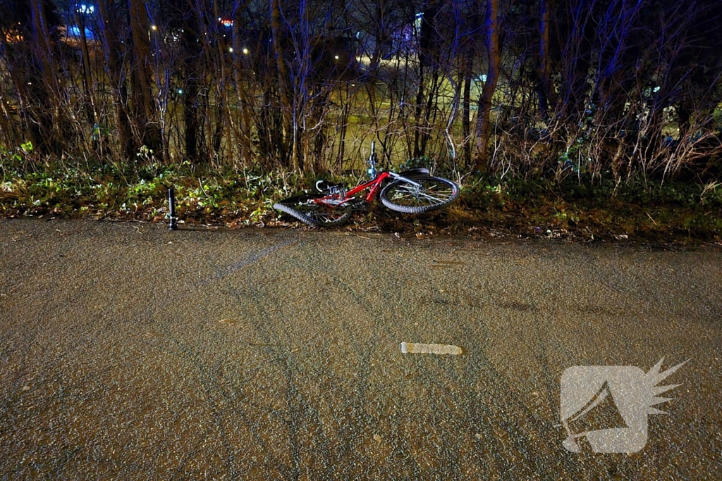 Bestuurder bestelbus rijdt met hoge snelheid in op fietser, ramt auto en slaat op de vlucht