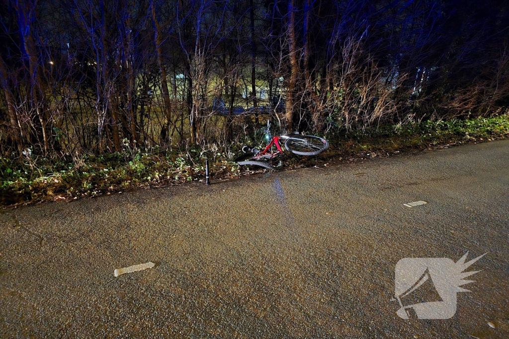 Bestuurder bestelbus rijdt met hoge snelheid in op fietser, ramt auto en slaat op de vlucht