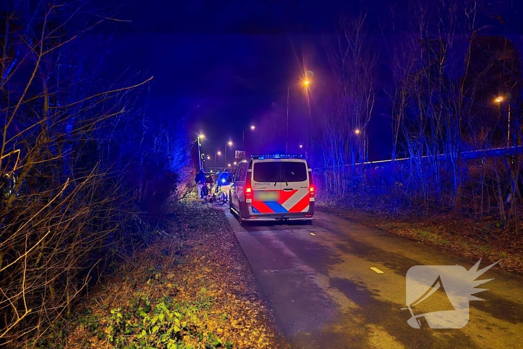 Bestuurder bestelbus rijdt met hoge snelheid in op fietser, ramt auto en slaat op de vlucht
