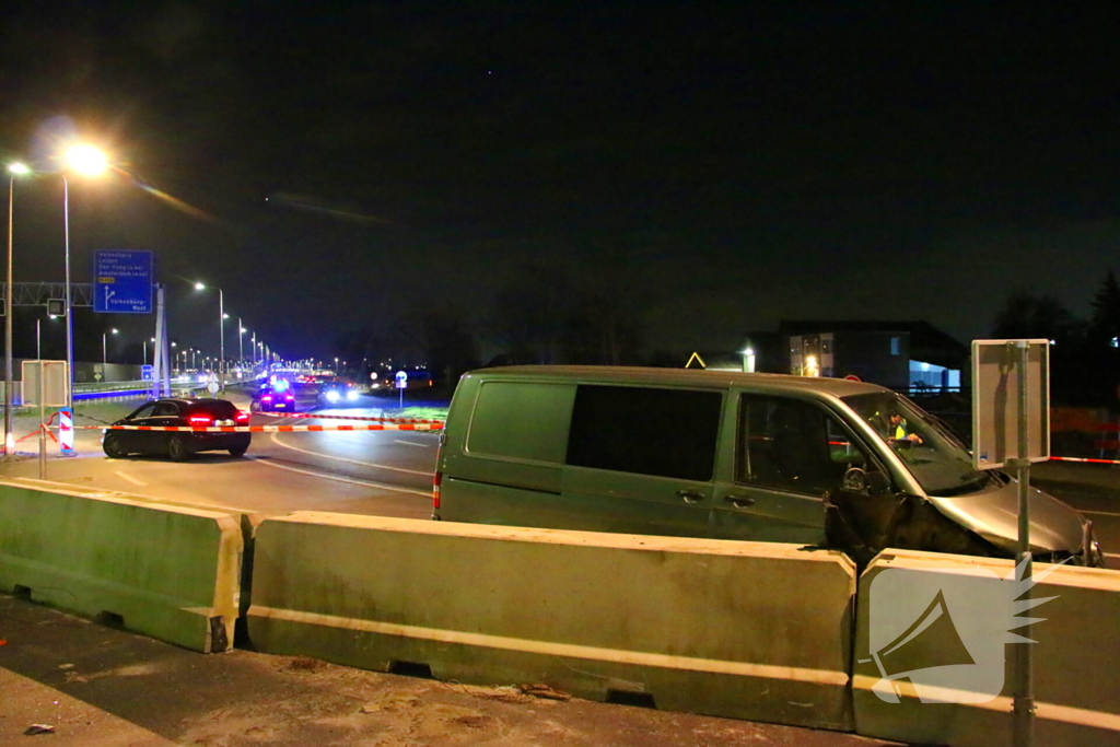 Bestuurder bestelbus rijdt met hoge snelheid in op fietser, ramt auto en slaat op de vlucht