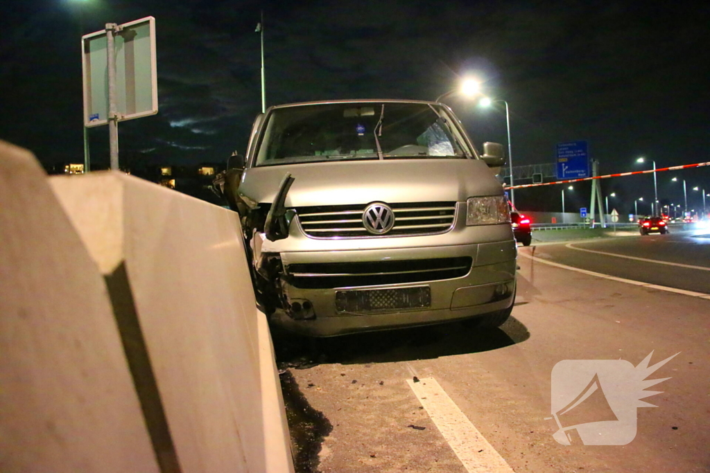 Bestuurder bestelbus rijdt met hoge snelheid in op fietser, ramt auto en slaat op de vlucht