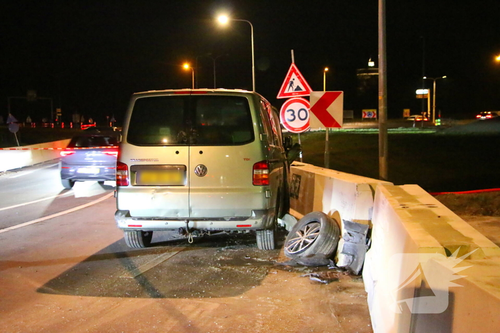 Bestuurder bestelbus rijdt met hoge snelheid in op fietser, ramt auto en slaat op de vlucht