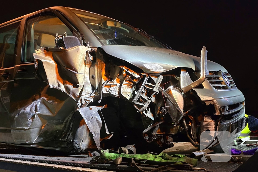 Bestuurder bestelbus rijdt met hoge snelheid in op fietser, ramt auto en slaat op de vlucht