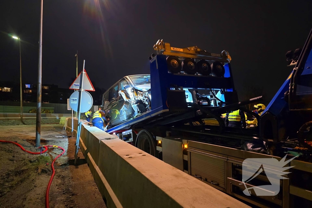 Bestuurder bestelbus rijdt met hoge snelheid in op fietser, ramt auto en slaat op de vlucht