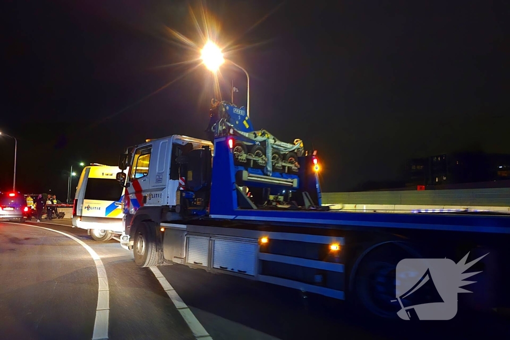 Bestuurder bestelbus rijdt met hoge snelheid in op fietser, ramt auto en slaat op de vlucht