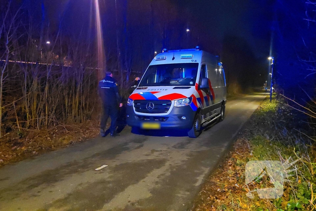 Bestuurder bestelbus rijdt met hoge snelheid in op fietser, ramt auto en slaat op de vlucht