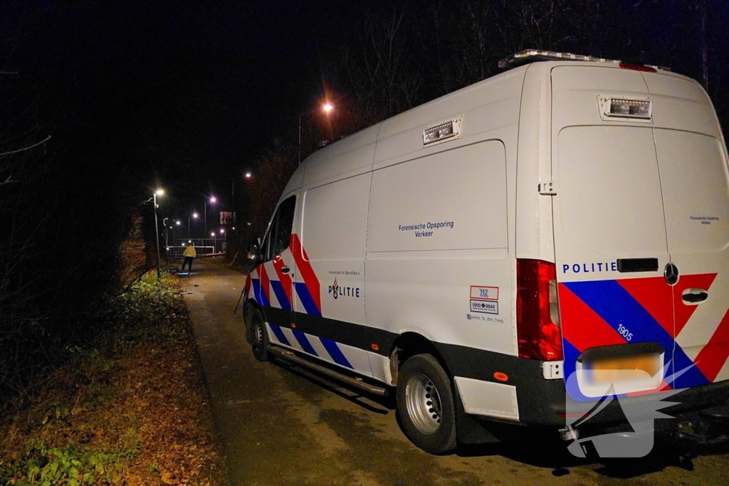 Bestuurder bestelbus rijdt met hoge snelheid in op fietser, ramt auto en slaat op de vlucht