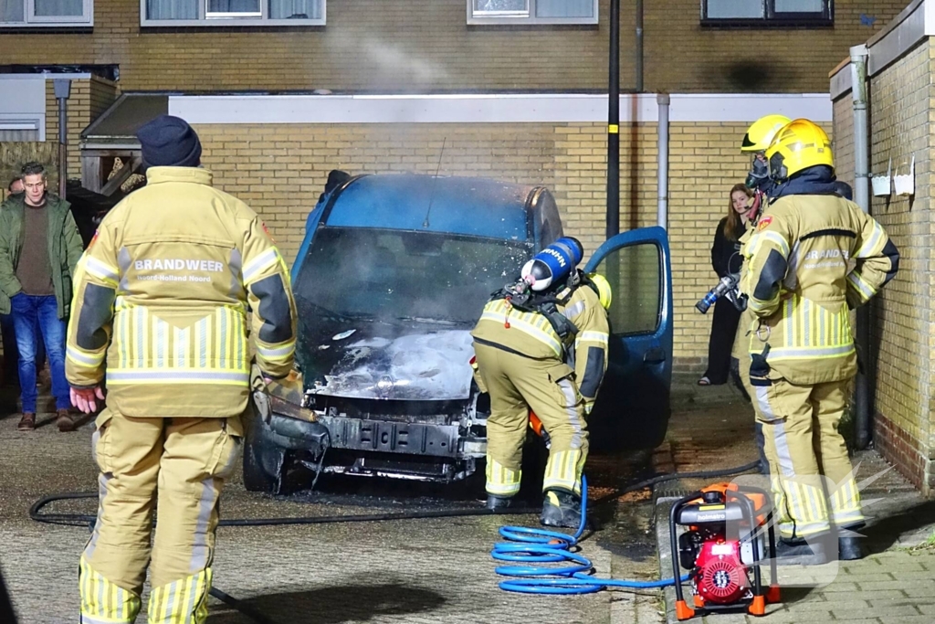 Voertuig zwaar beschadigd door brand