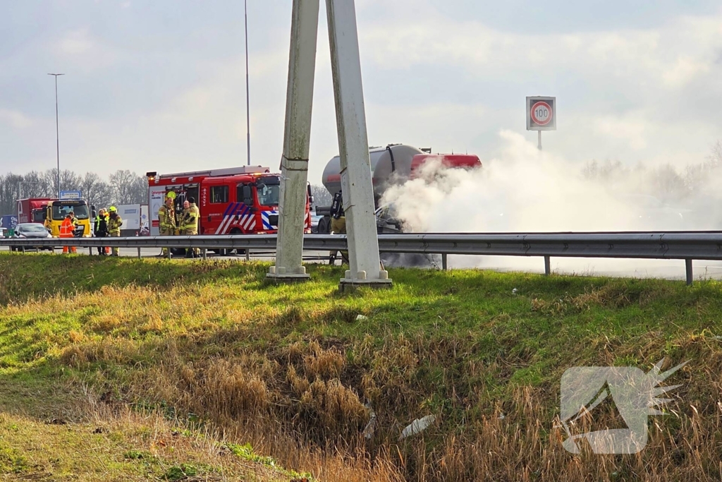 Personenwagen vlieg op snelweg in brand
