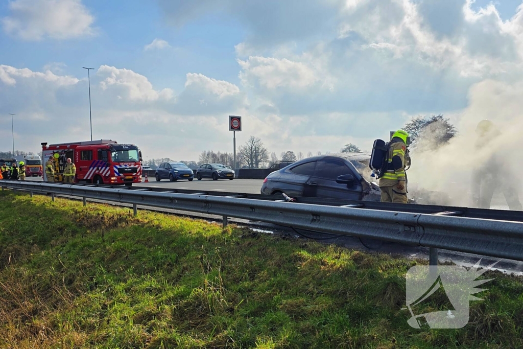 Personenwagen vlieg op snelweg in brand