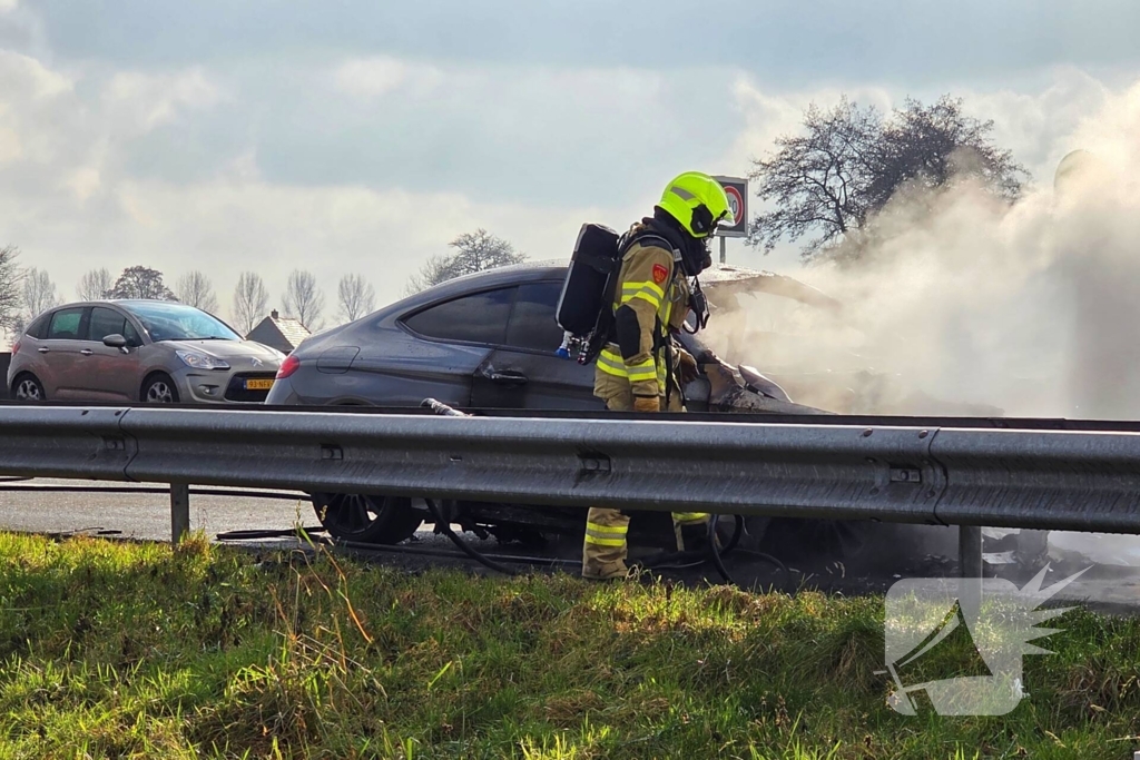 Personenwagen vlieg op snelweg in brand