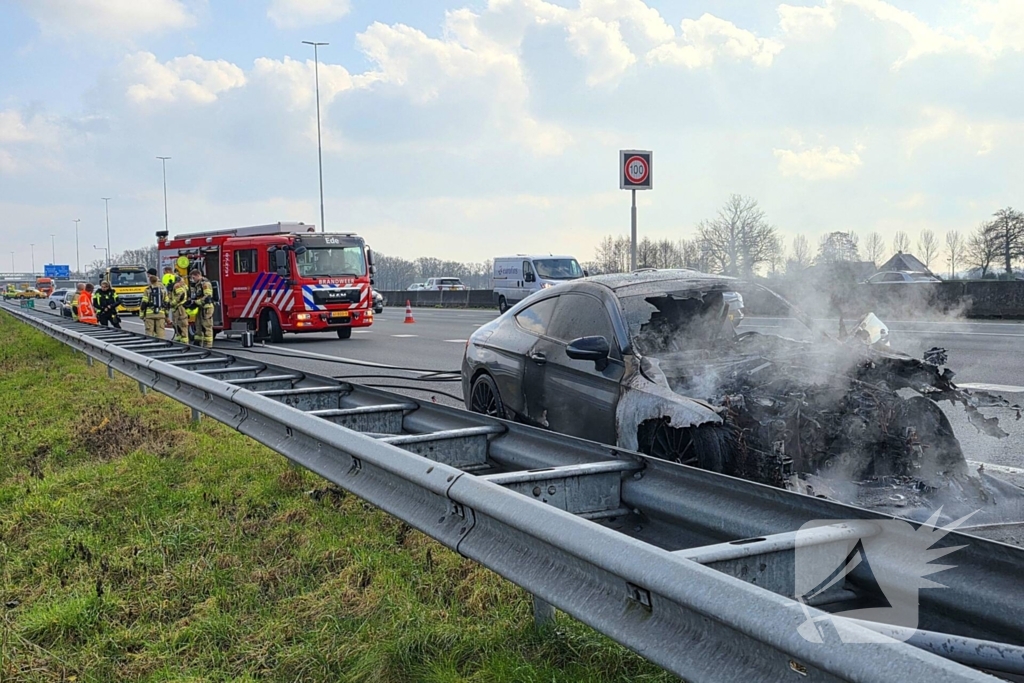 Personenwagen vlieg op snelweg in brand