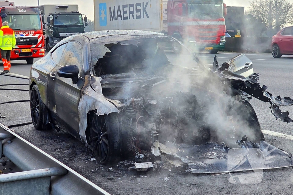 Personenwagen vlieg op snelweg in brand