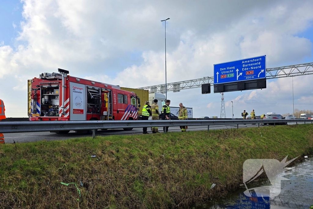 Personenwagen vlieg op snelweg in brand