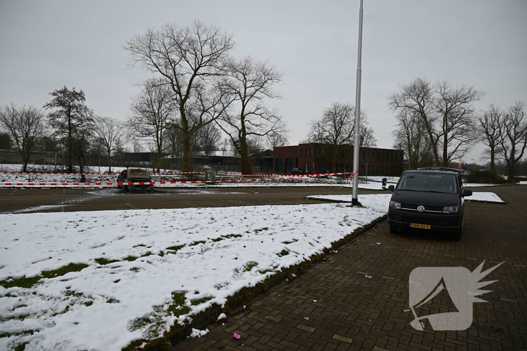 Onderzoek bij uitgebrande auto