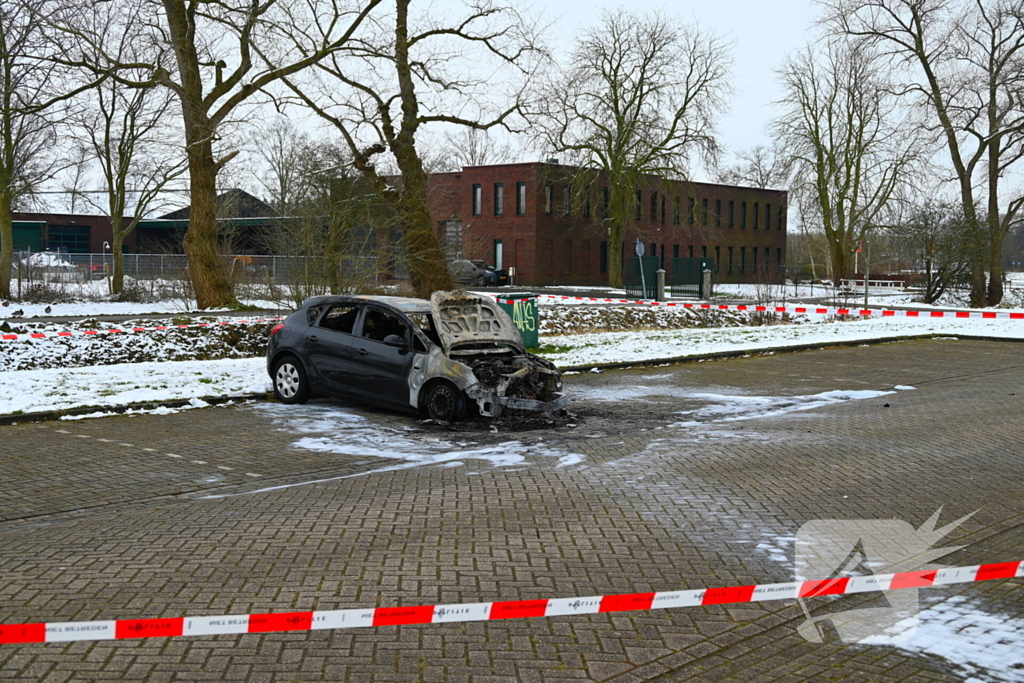 Onderzoek bij uitgebrande auto