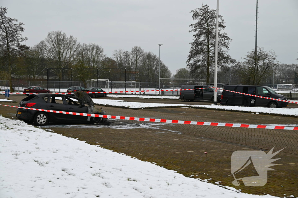 Onderzoek bij uitgebrande auto