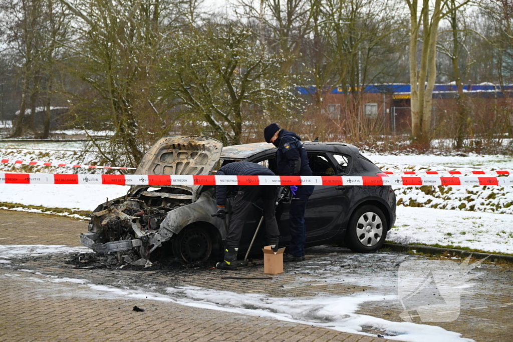 Onderzoek bij uitgebrande auto