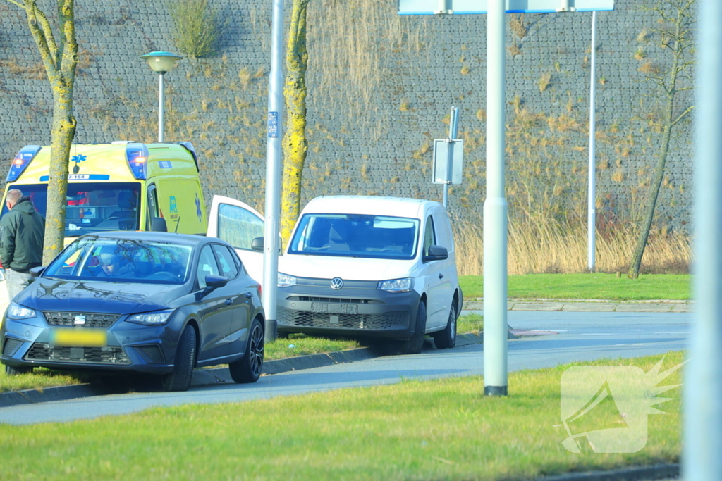 Fietser aangereden door bestelbus
