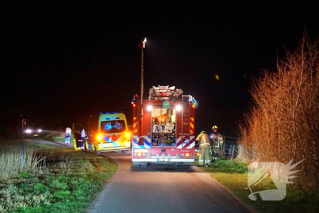 Dronken bestuurder belandt met auto op zijkant in berm