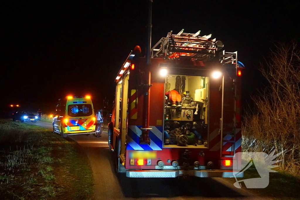 Dronken bestuurder belandt met auto op zijkant in berm