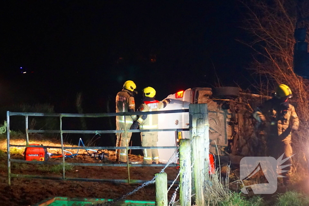 Dronken bestuurder belandt met auto op zijkant in berm