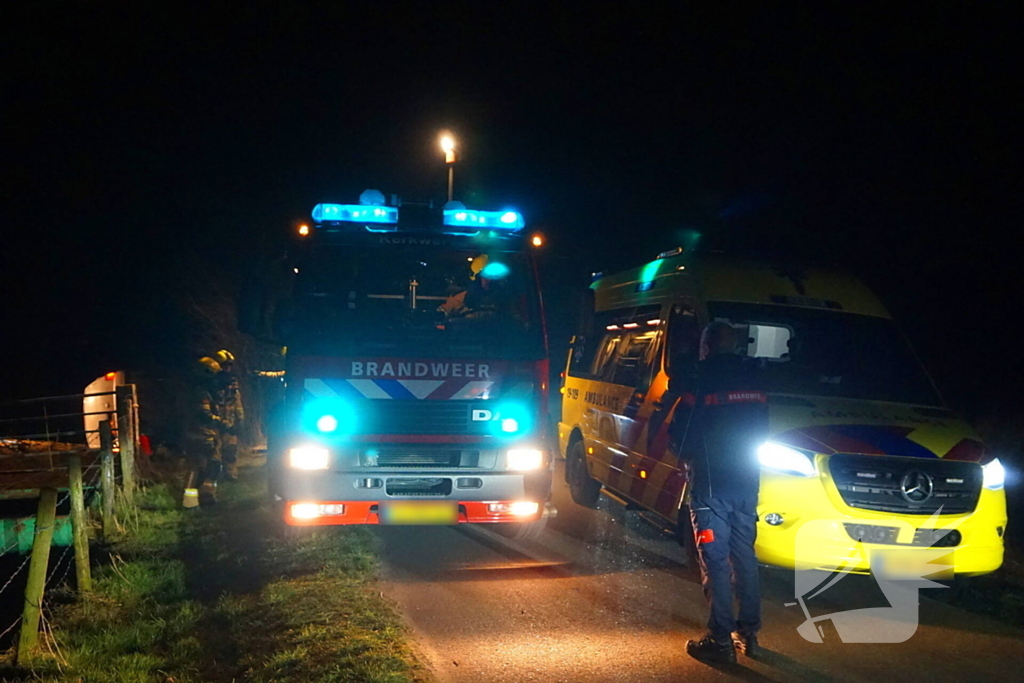 Dronken bestuurder belandt met auto op zijkant in berm