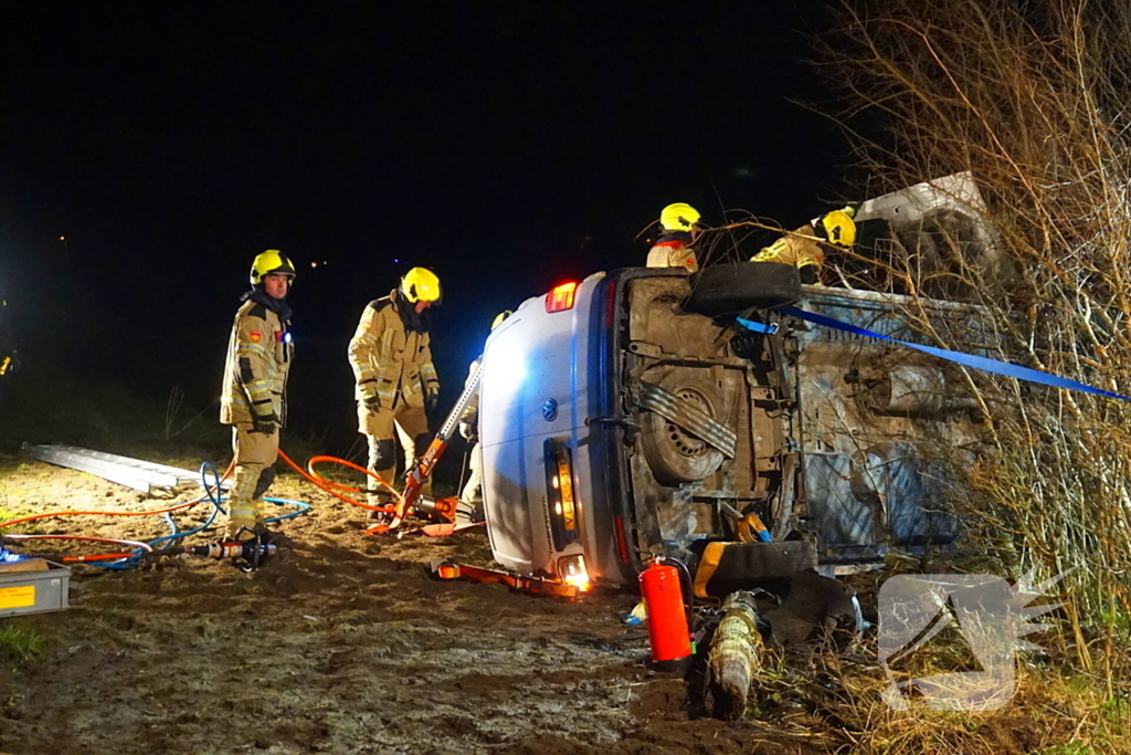 Dronken bestuurder belandt met auto op zijkant in berm