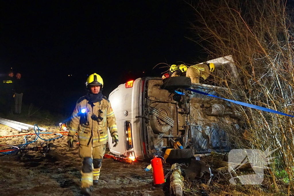 Dronken bestuurder belandt met auto op zijkant in berm