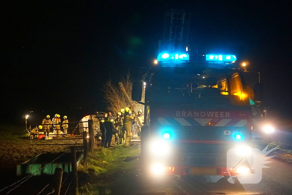 Dronken bestuurder belandt met auto op zijkant in berm