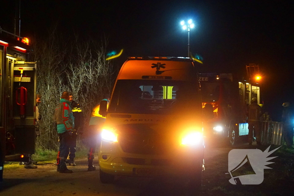 Dronken bestuurder belandt met auto op zijkant in berm