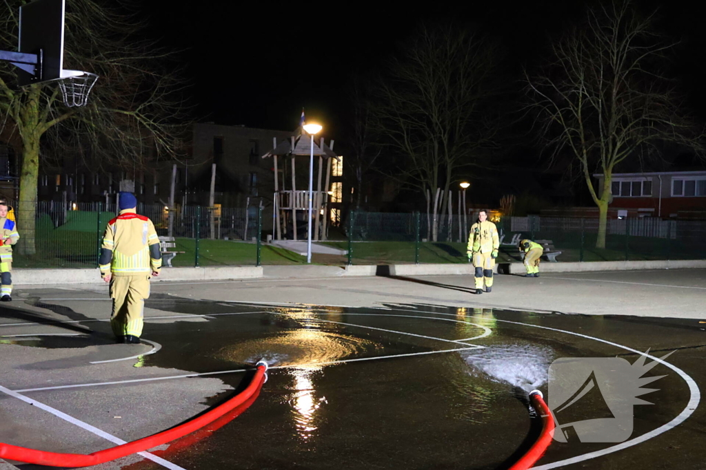 Brandweer laat basketbalveld onderlopen wegens verwachtte vorst