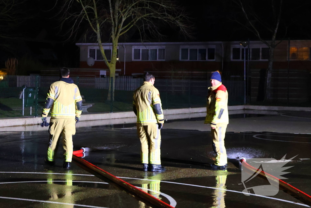 Brandweer laat basketbalveld onderlopen wegens verwachtte vorst