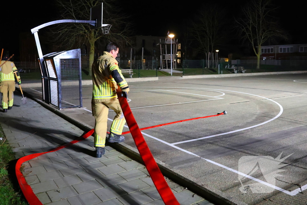 Brandweer laat basketbalveld onderlopen wegens verwachtte vorst