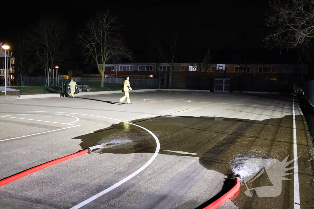 Brandweer laat basketbalveld onderlopen wegens verwachtte vorst