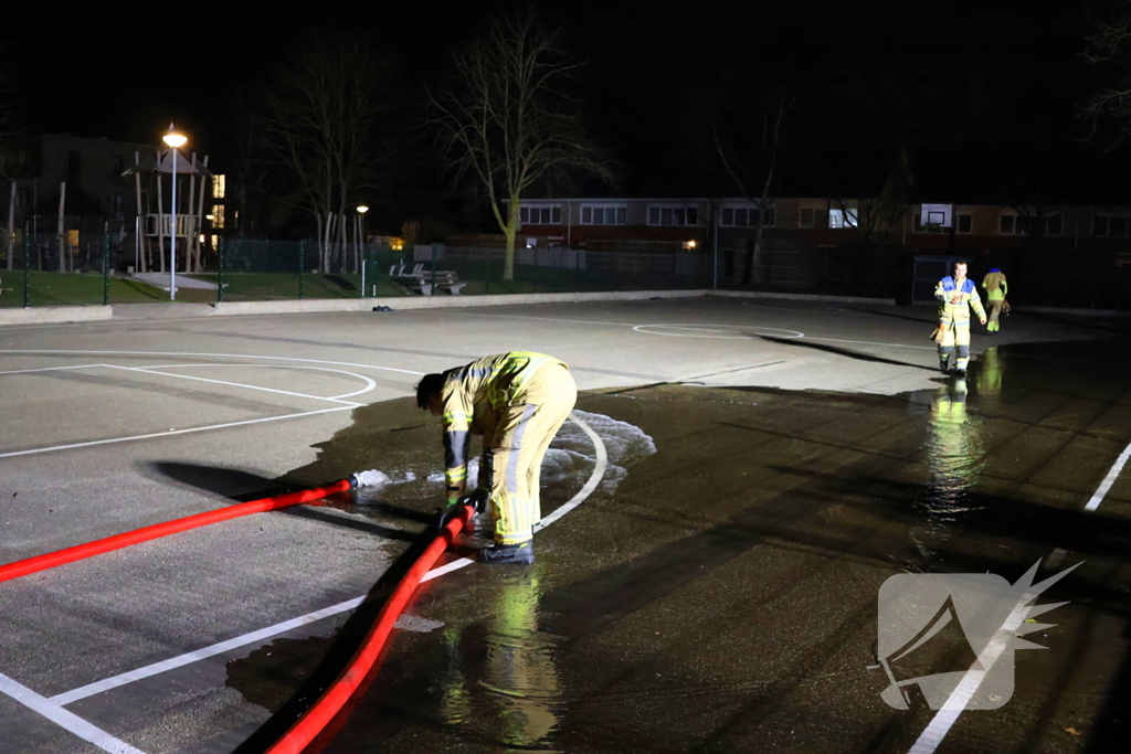 Brandweer laat basketbalveld onderlopen wegens verwachtte vorst