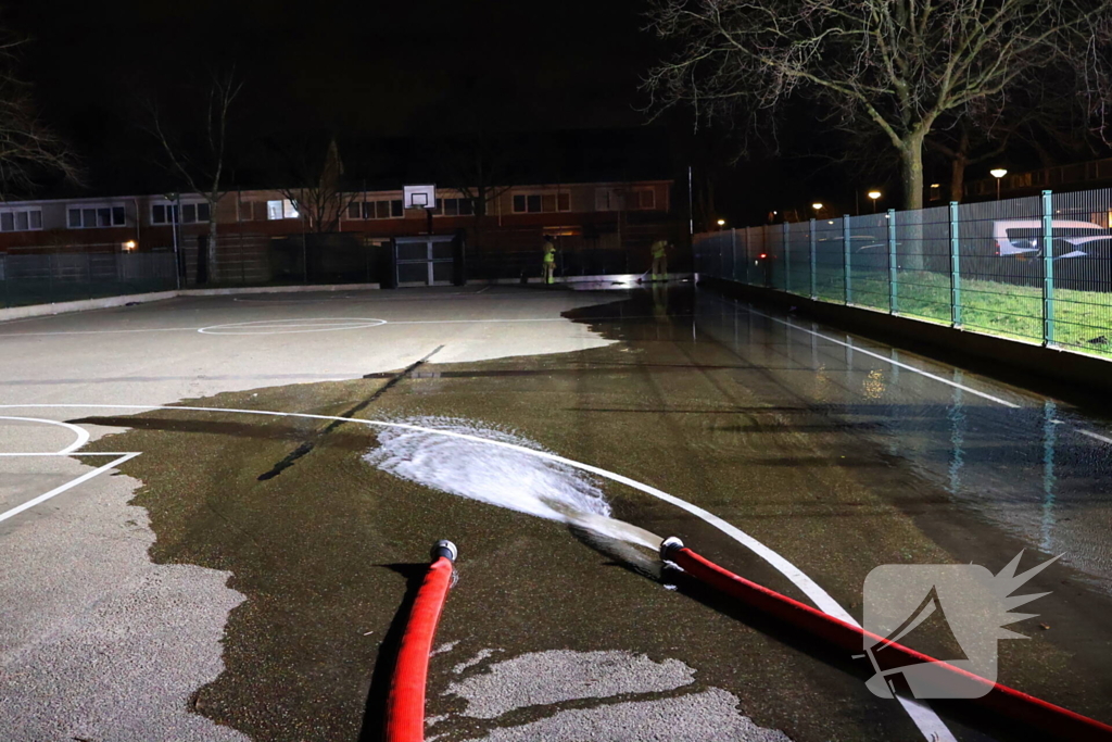 Brandweer laat basketbalveld onderlopen wegens verwachtte vorst