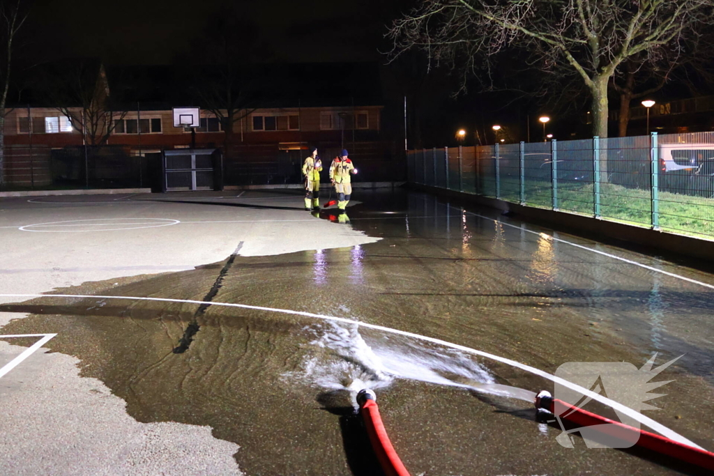 Brandweer laat basketbalveld onderlopen wegens verwachtte vorst