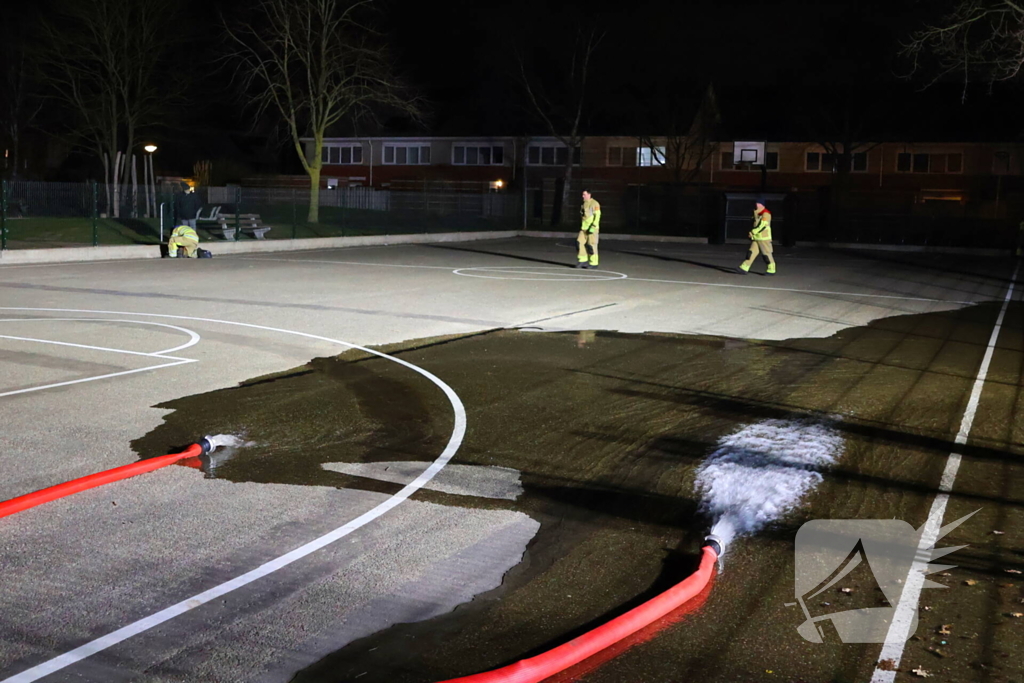 Brandweer laat basketbalveld onderlopen wegens verwachtte vorst