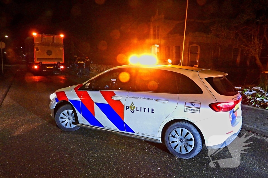 Taxi belandt in heg na botsing met vrachtwagen