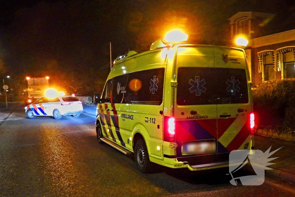 Taxi belandt in heg na botsing met vrachtwagen