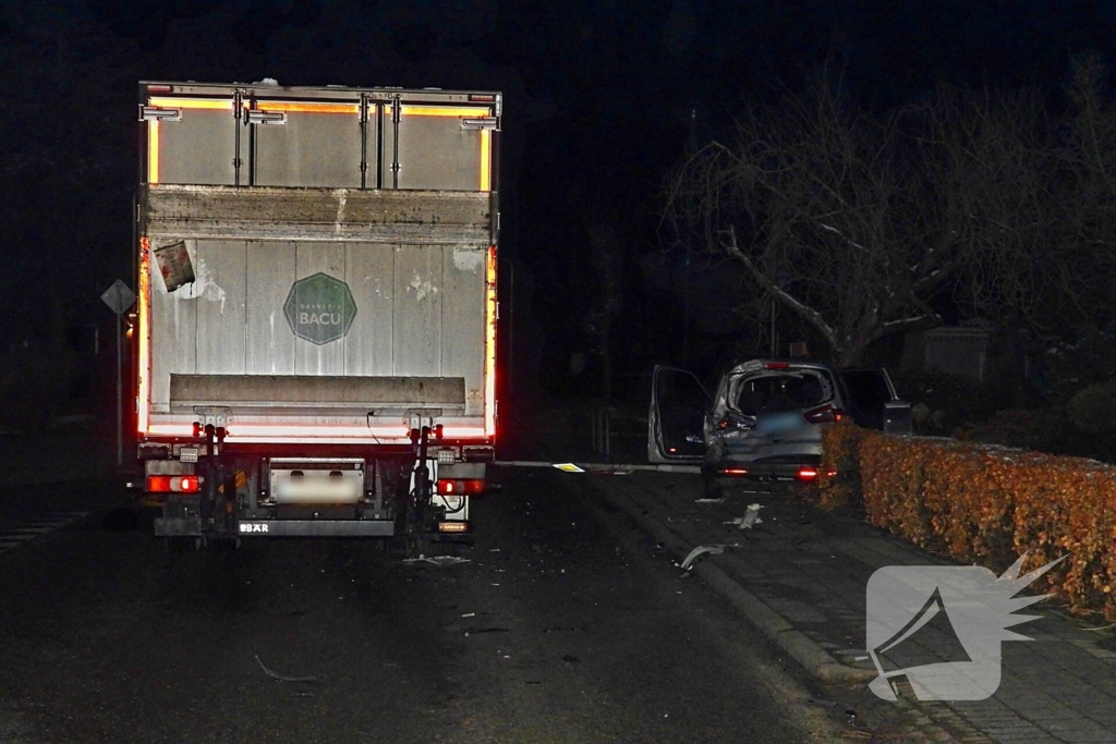 Taxi belandt in heg na botsing met vrachtwagen
