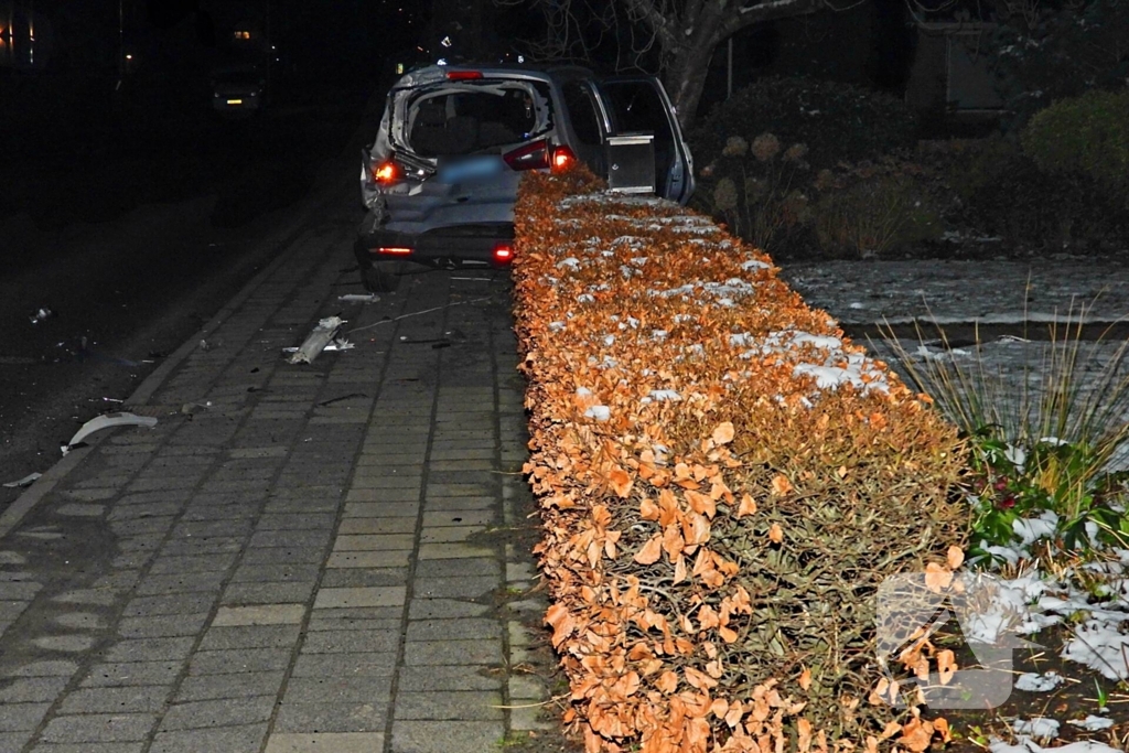 Taxi belandt in heg na botsing met vrachtwagen