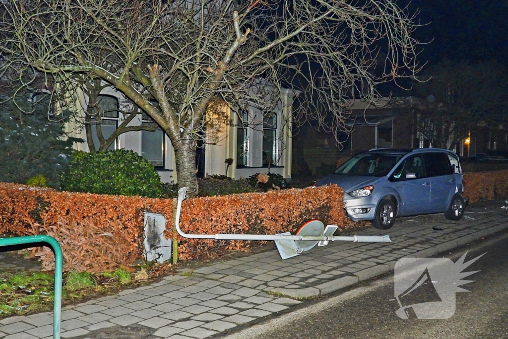 Taxi belandt in heg na botsing met vrachtwagen