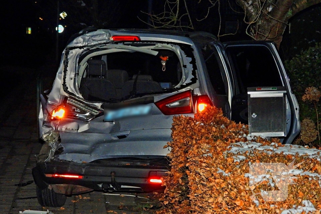 Taxi belandt in heg na botsing met vrachtwagen