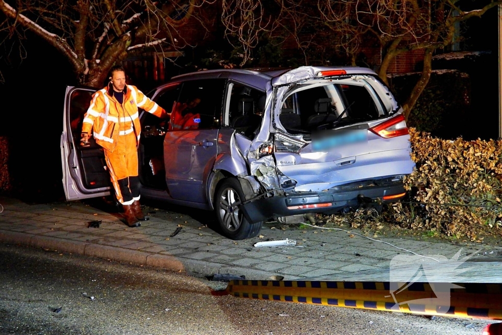 Taxi belandt in heg na botsing met vrachtwagen